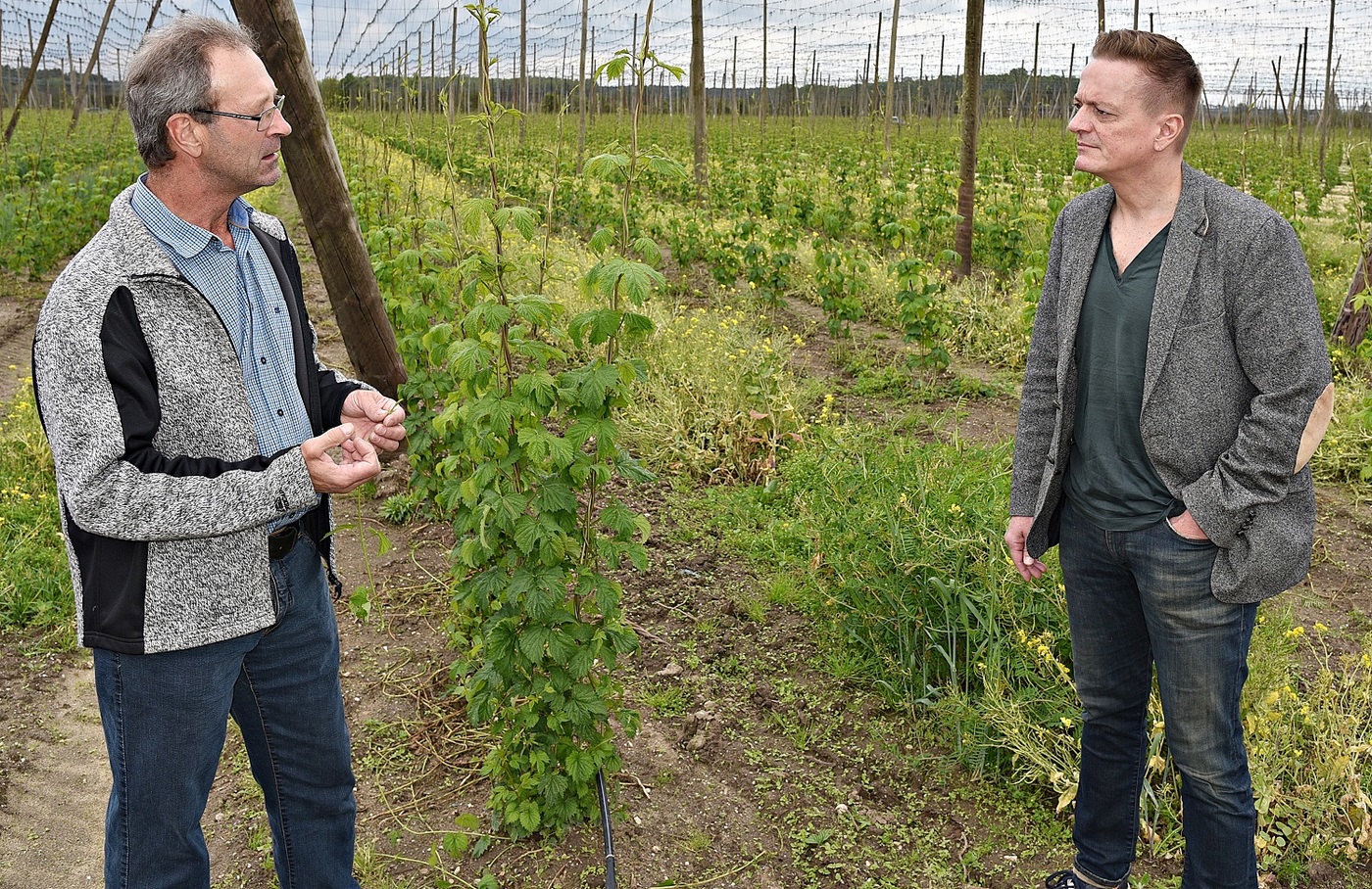 MdL Karl Straub (rechts) im Gespräch mit Bauernverbands-Kreisobmann Manfred König MdL Karl Straub (rechts) im Gespräch mit Bauernverbands-Kreisobmann Manfred König