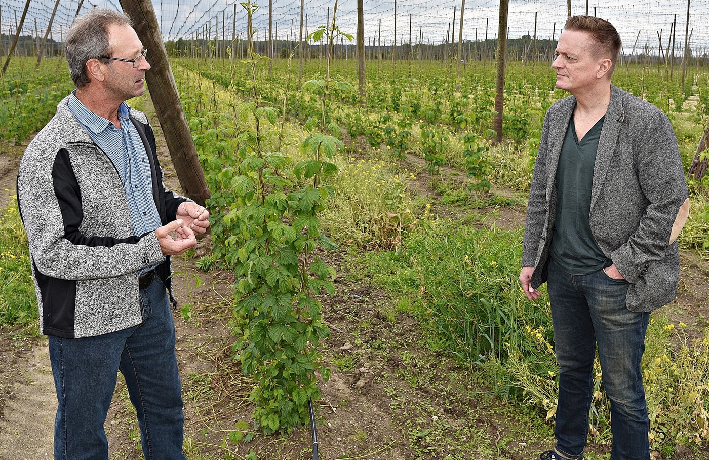 MdL Karl Straub (rechts)  im Gesprch mit Bauernverbands-Kreisobmann Manfred Knig