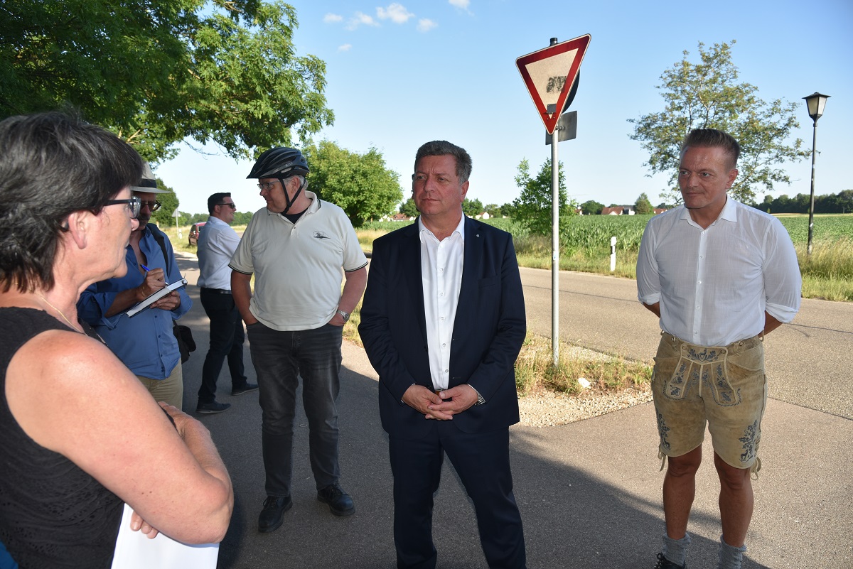 Im Juni kamen Vertreter von Bürgerinitiativen sowie CSU-Mandatsträger u.a. Ortsvorsitzende Birgid Neumayr (links) sowie MdL Karl Straub (rechts) mit Staatsminister Christian Bernreiter (2. von rechts) bei einem Ortstermin nahe Manching zusammen. Im Juni kamen Vertreter von Bürgerinitiativen sowie CSU-Mandatsträger u.a. Ortsvorsitzende Birgid Neumayr (links) sowie MdL Karl Straub (rechts) mit Staatsminister Christian Bernreiter (2. von rechts) bei einem Ortstermin nahe Manching zusammen.