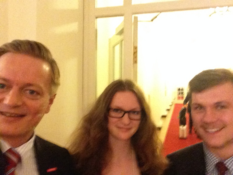 MdL Karl Straub und die Praktikanten Antonia Breitmoser und Fabian Flössler MdL Karl Straub und die Praktikanten Antonia Breitmoser und Fabian Flössler
