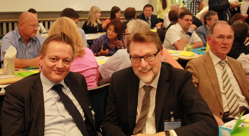 CSU-Kreisvorsitzender und MdL Karl Straub (links) sowie Landrat Martin Wolf (2. v.links) freuen sich über die positiven Wahlergebnisse